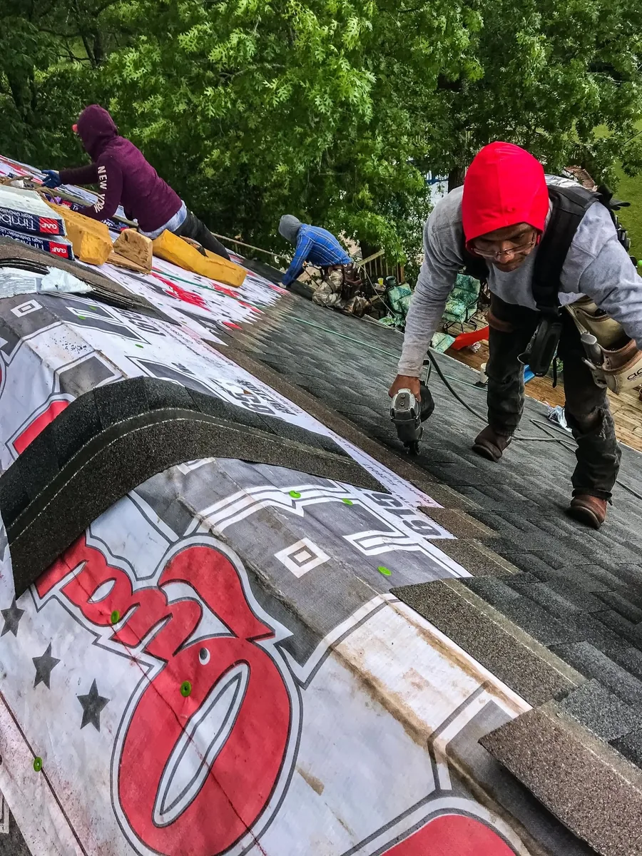 Quality RRC roofing crew installing asphalt shingles on a home in Columbia, TN